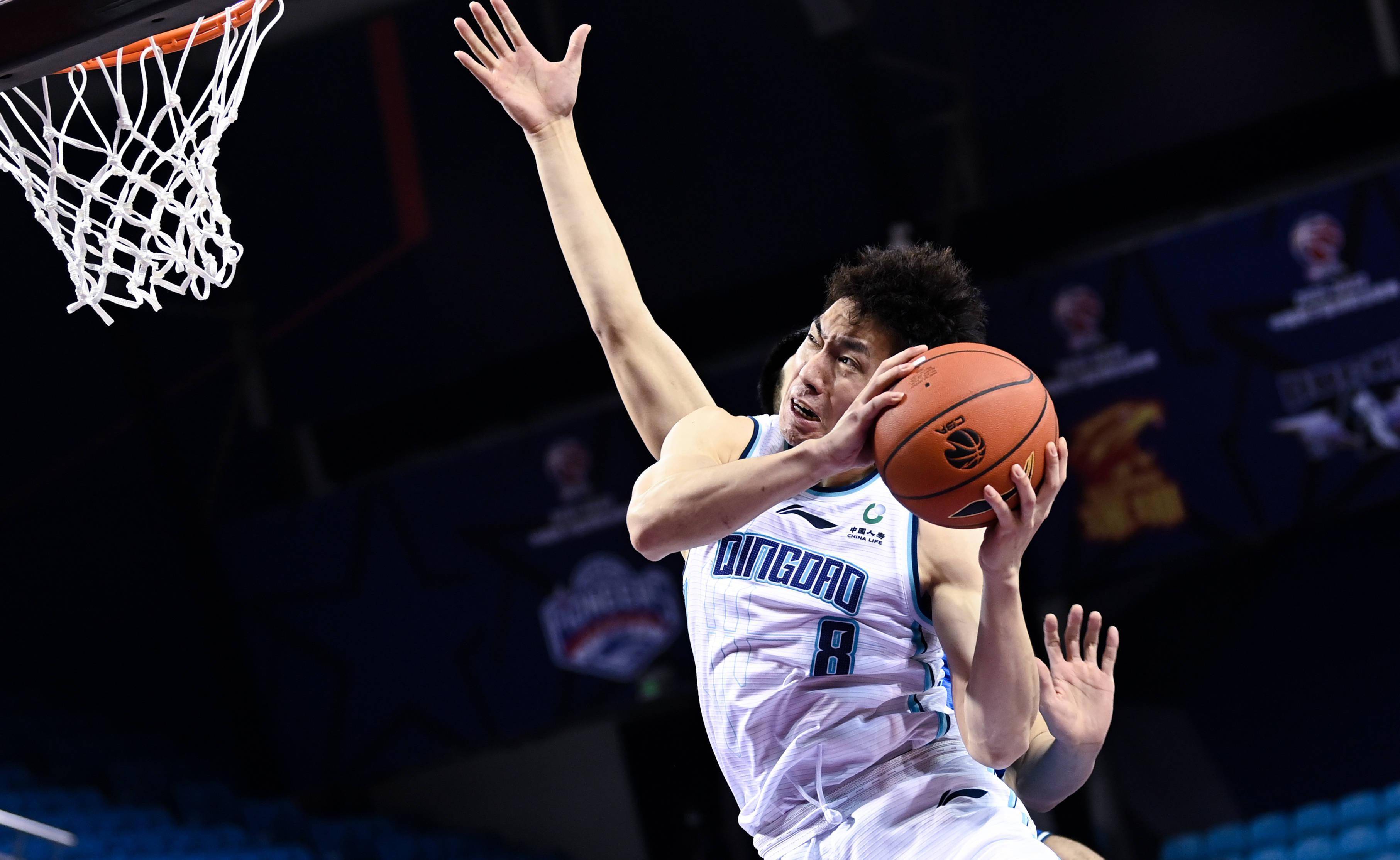 青岛队险胜四川队，范弗利特关键制胜