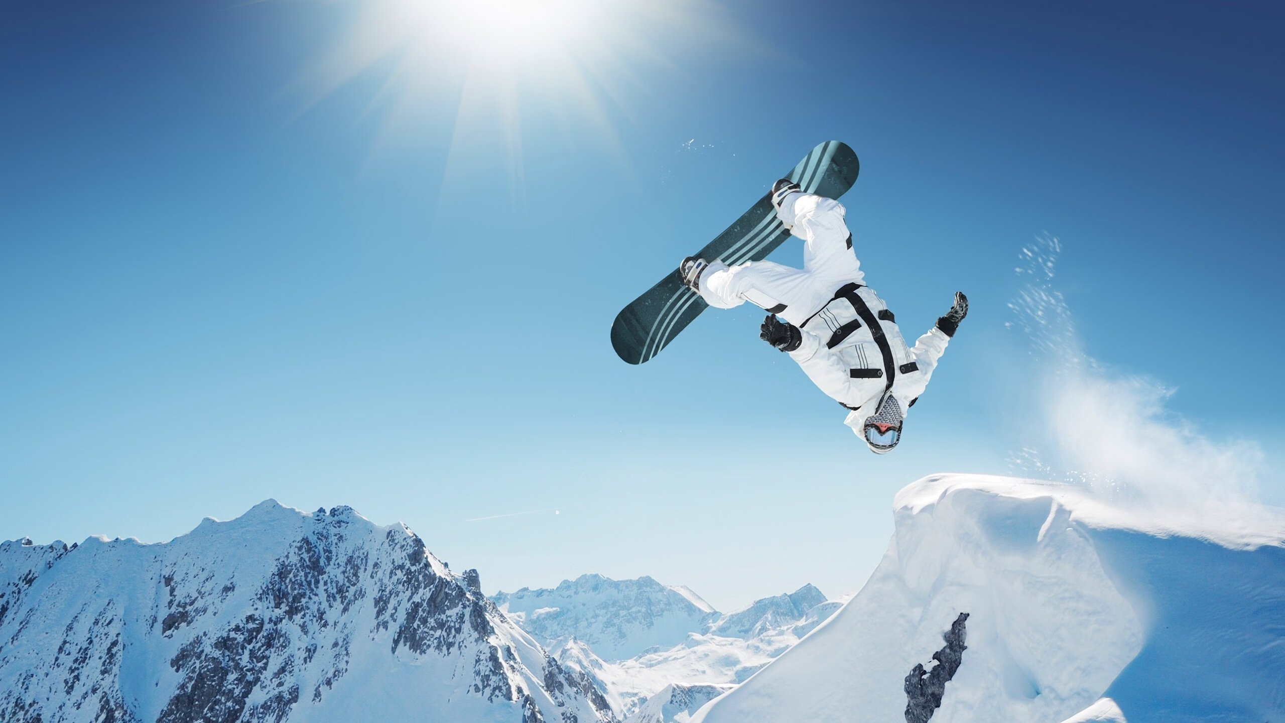 F1新赛季揭幕战之夜，小贾伦高光表现，两个世界的速度交响