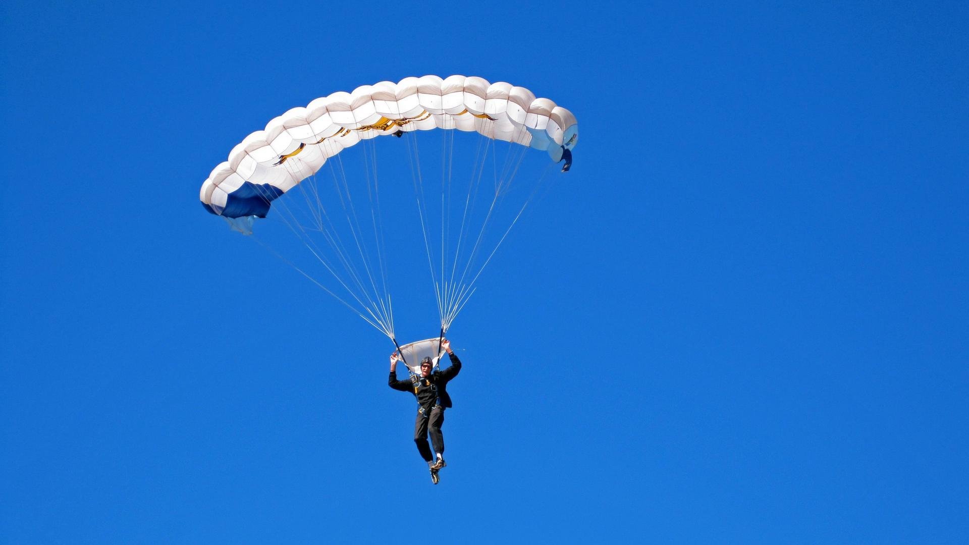 F1街道赛之夜，小贾伦·杰克逊如何刷新纪录，照亮城市赛道